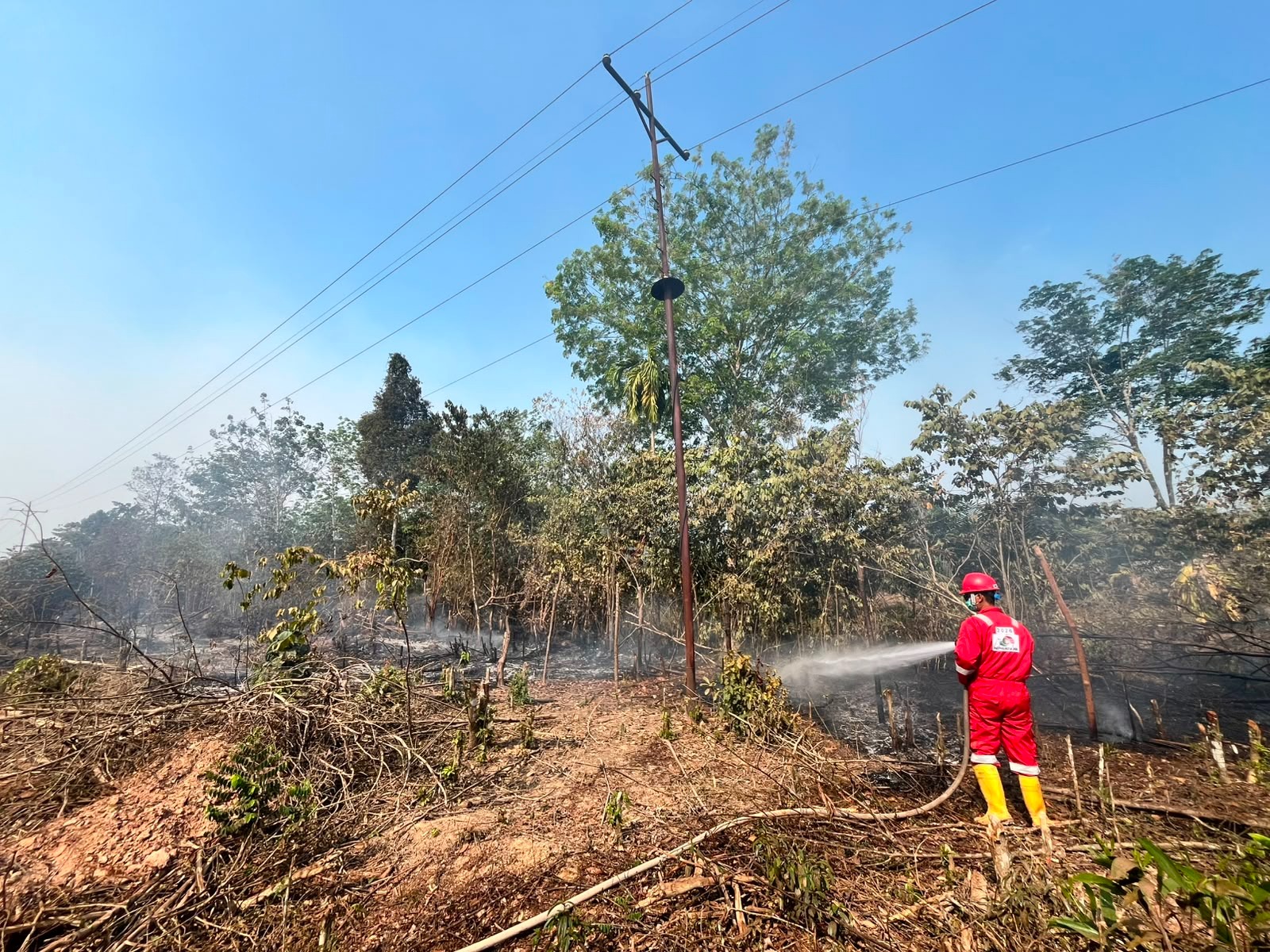 Pertamina EP Ramba Field menerjunkan tim pemadam kebakaran untuk membantu masyarakat sekitar wilayah operasi dalam mengatasi karhutla.