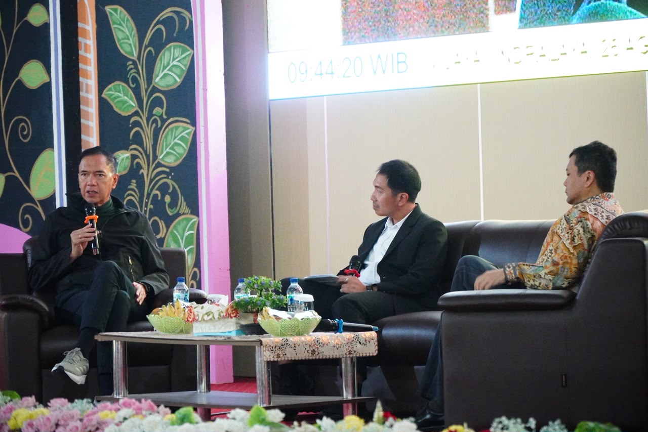 Memperkenalkan industri hulu migas kepada mahasiswa/i serta civitas akademika, bertempat di Aula Fakultas Ekonomi Universitas Sriwijaya, SKK Migas - KKKS Wilayah Sumatera Selatan laksanakan Kuliah Umum Akbar dengan melibatkan hampir 700 peserta dari 4 Perguruan Tinggi Negeri dan Swasta di Sumatera Selatan, Rabu (26/08).